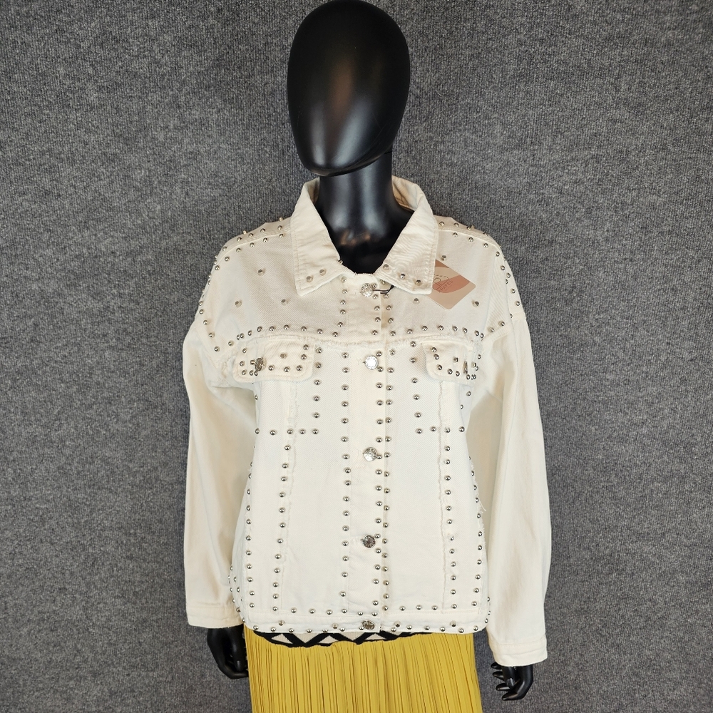 NWT White Studded Distressed Denim Jacket 🔥